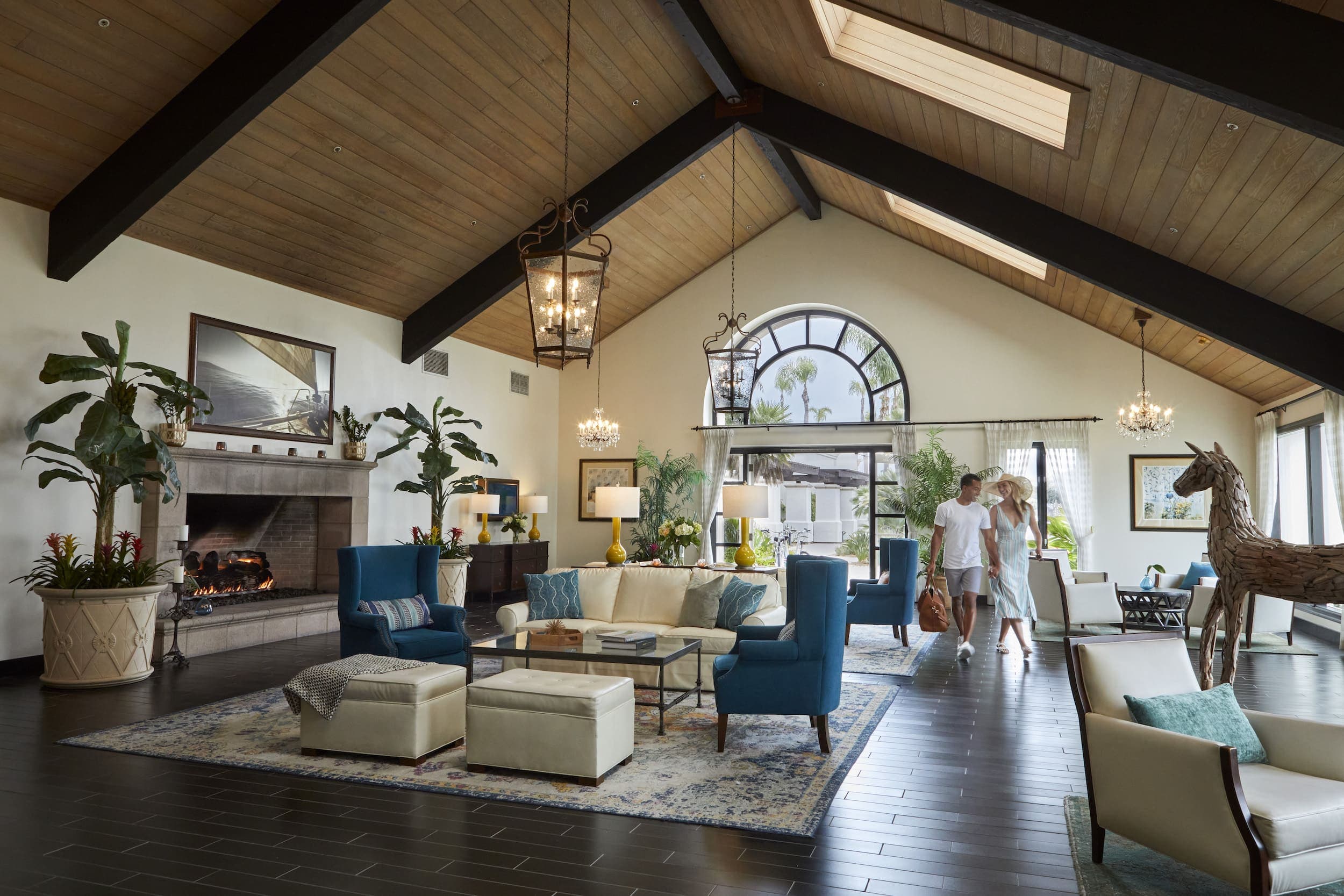 The lobby of Kona Kai with lots of lounging space and large ceilings
