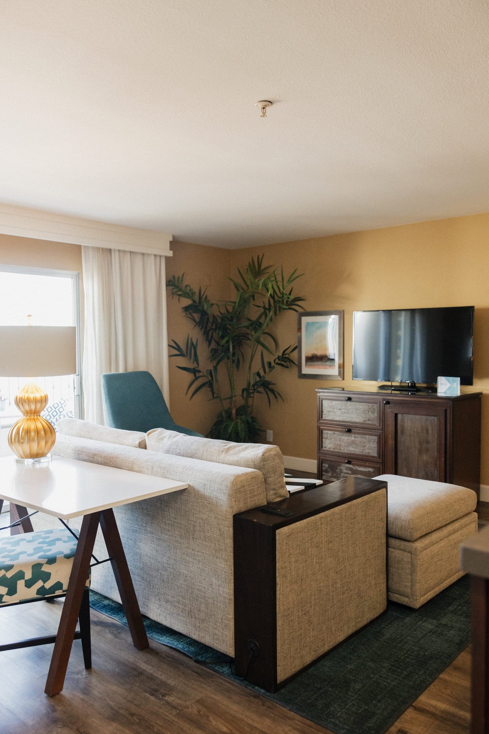 The living room in a one bedroom suite at Kona Kai