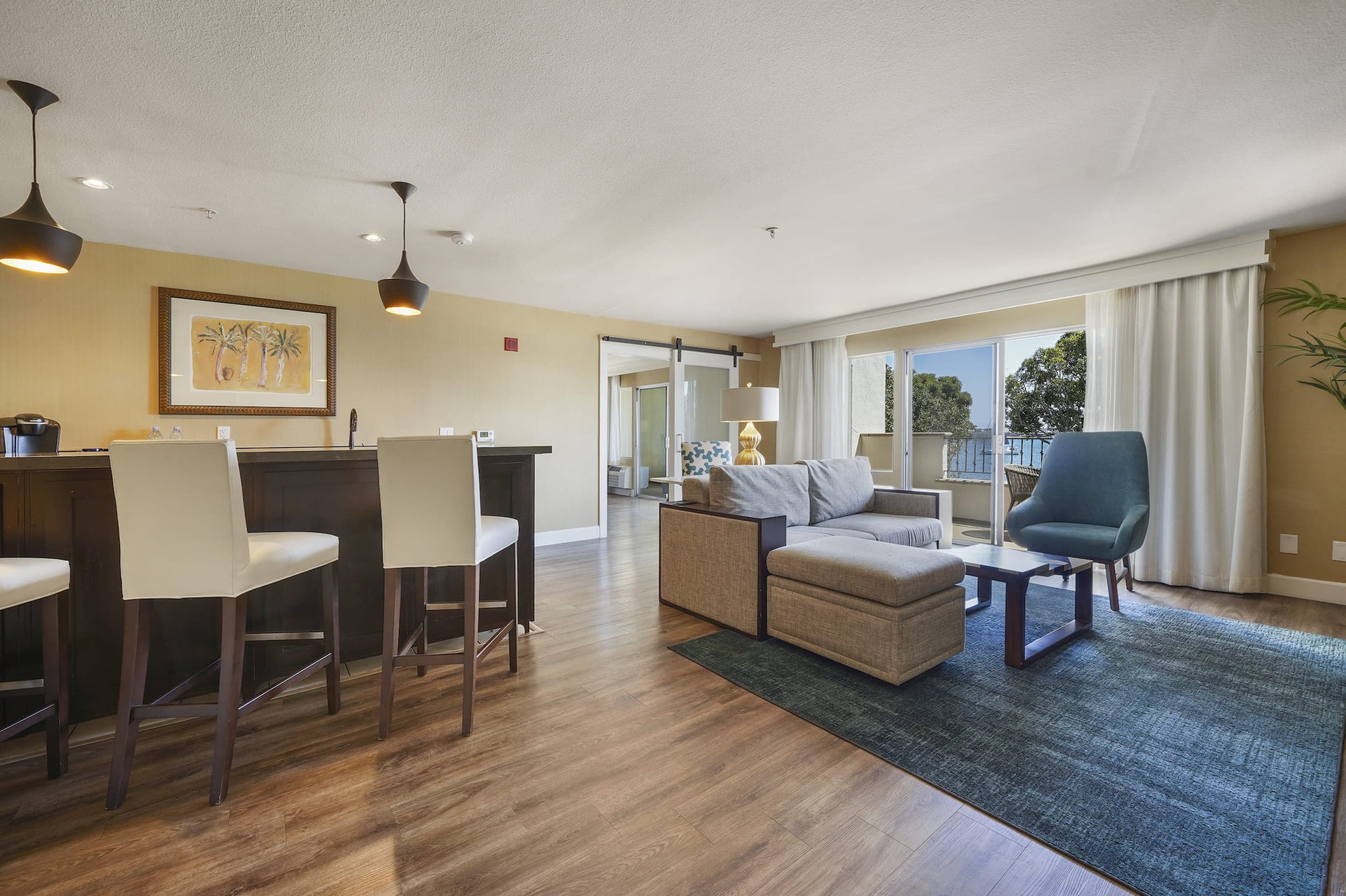 A one bedroom Suite with a living space and kitchen at Kona Kai